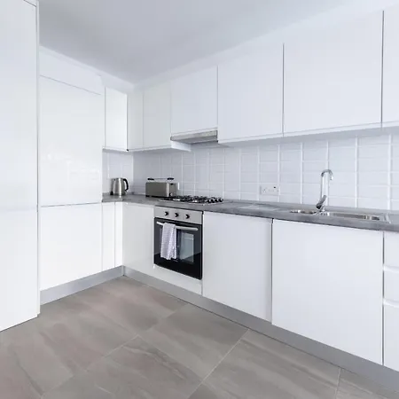 Stylish One Bedroom With Sea Views דירה *