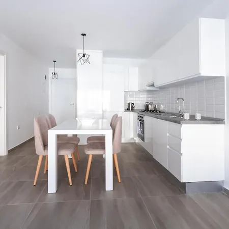 Stylish One Bedroom With Sea Views *